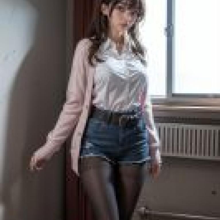 Fujino Mitsuki Zombie no Afureta Sekai de Ore dake ga Osowarenai 一個女人在房間裡擺姿勢。