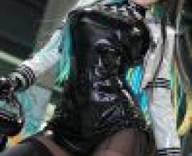 parallel，A girl with black cat ears and blue hair posing in the street.