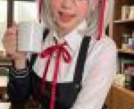 Subduing power，A girl in a costume with two teddy bear ears and holding a cup.