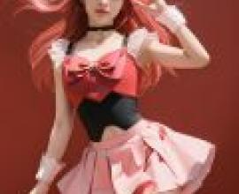 婚禮桃子，一位紅髮女子穿著粉紅色連身裙，面帶微笑。