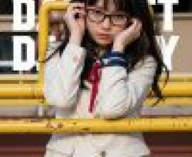 街頭美女，戴著眼鏡、穿著白色西裝外套的年輕女子。