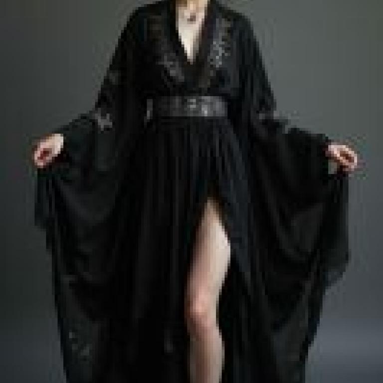 dark witch，一位身著黑衣女子，伸出雙手。