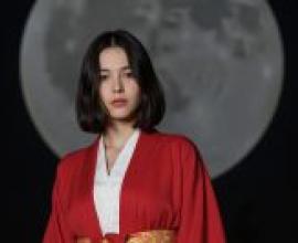 身著和服的紅衣少女，背後是一輪明月。