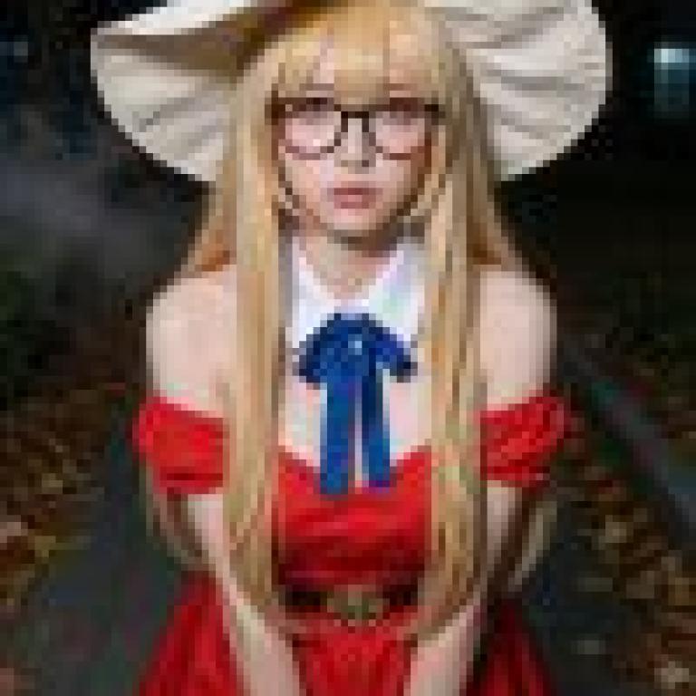 girls，A young girl wearing glasses and a witch s hat.