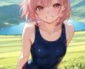 女孩，一個穿著粉紅色比基尼的女孩，背心上印有「泳裝」字樣。