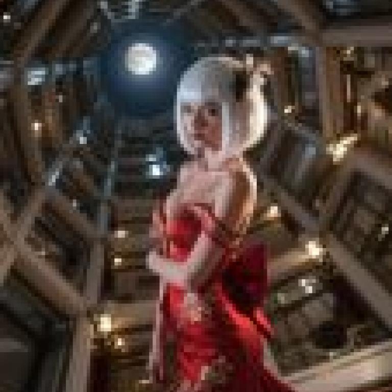 Supernatural Museum，A model with white hair stands on the stage.