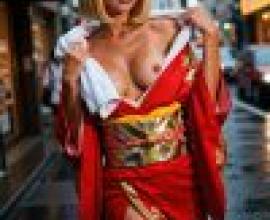 kimono，A woman in a kimono is wearing glasses and holding an umbrella.