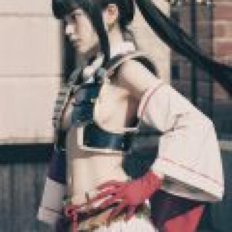 牛若丸，Fate Grand Order，一位身穿紅藍服飾的女子。