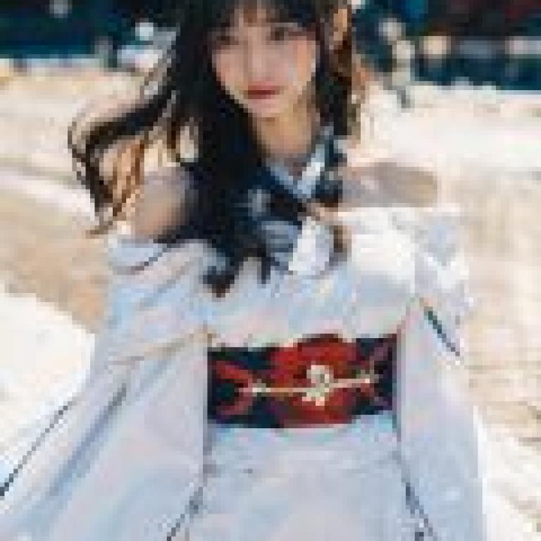 Snowflakes in the Icy Illusion，A woman wearing a white and red dress with a flower in her hair.