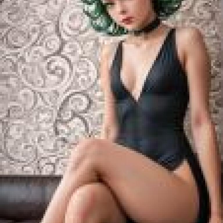 Tatsumaki，One Punch Man，一個穿著綠色洋裝的女孩。