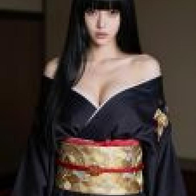 日本傳統美人，一位長著黑色長髮、身穿黑色洋裝的女子。