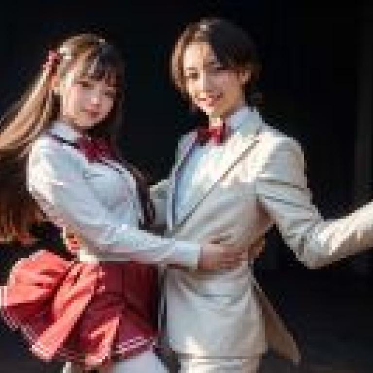 紅裙Cosplay時刻 - 免費桌布下載