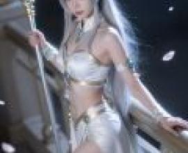 女神的恩典，一位身穿白衣、戴著藍色王冠、披上金色盔甲的少女，手中拿著一件物品。