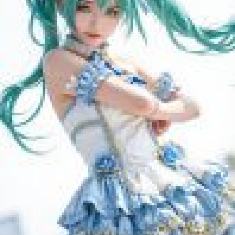 Hatsune Miku，A girl with blue hair and a blue dress.