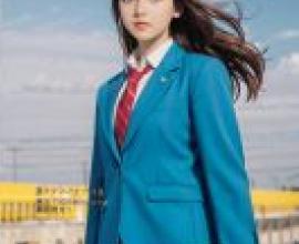 手機桌布，躍動青春 Mika Egashira Skip to Loafer，寫實，身穿藍色夾克和格子裙的女子。