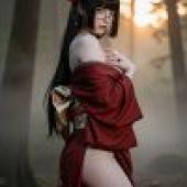 身穿和服的女士，戴眼鏡。