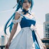 Griseo，Honka，A doll wearing blue with a bow on her head.