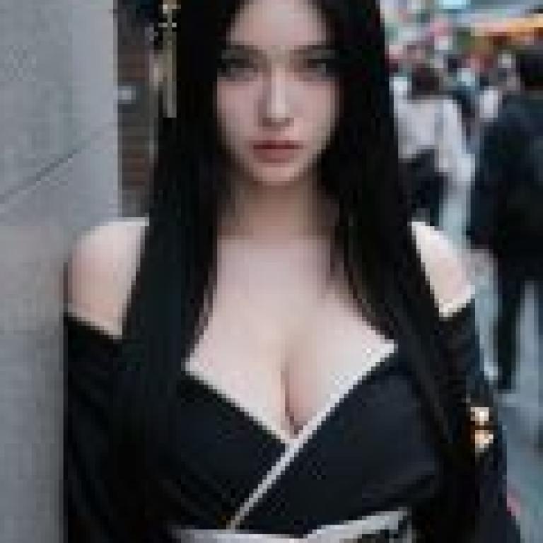 ZIT 01，A woman with black hair and a kimono.