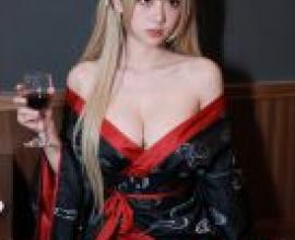 ZIT TRY01，一位身穿紅色長袍的女子坐在長椅上，手裡拿著酒杯。