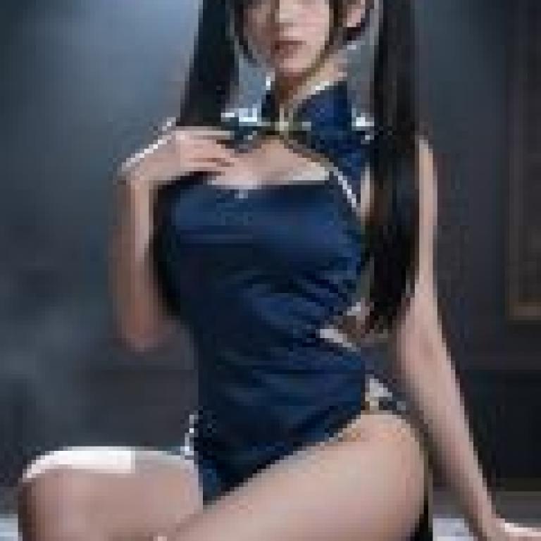 旗袍女神幻想，身穿藍色旗袍、頭戴蝴蝶結的女子。