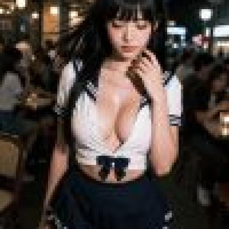 女孩們，一位身穿白襯衫的年輕女子正托著下巴。