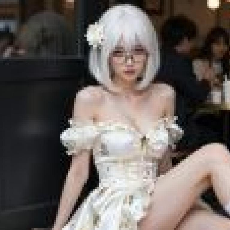 White flowers at the banquet，Model wearing glasses and bow.