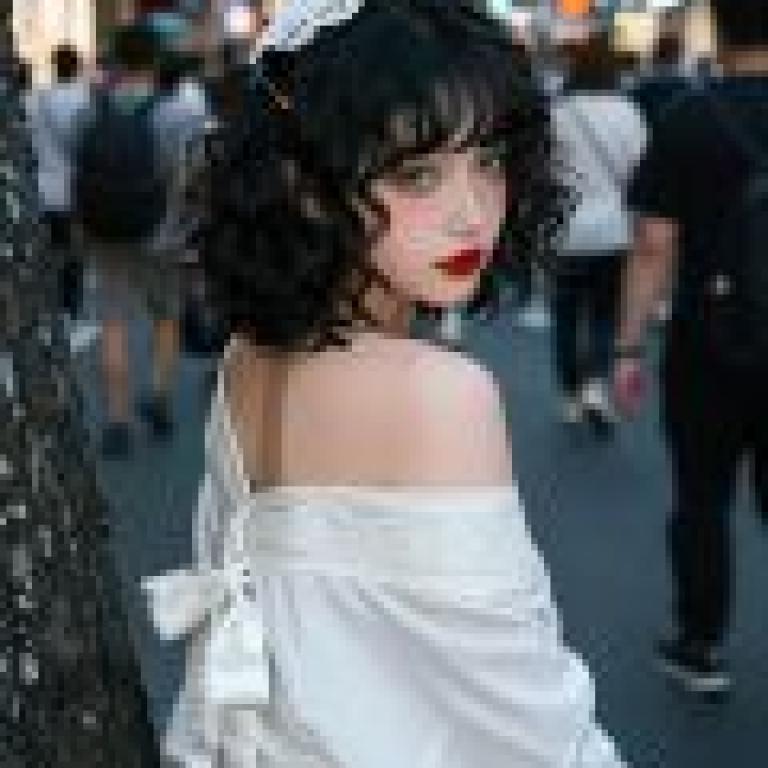 ZIT 01，塗著紅色唇膏的女人。