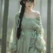書中的美人，一位穿著綠色洋裝的女子。