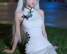 ZIT 01，身穿白色服飾的動漫女孩模型。