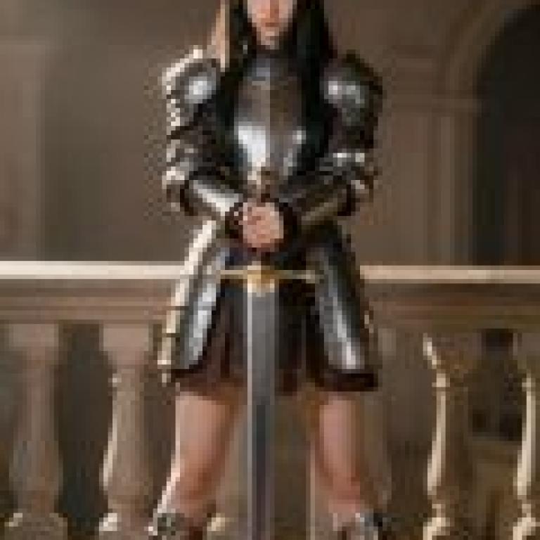 Princess of Restoration，A woman dressed in armor stands with a sword.