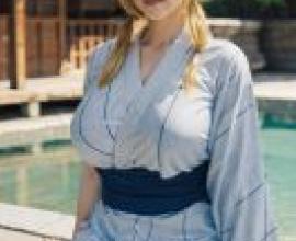 鳴人、綱手、一位身穿和服的女子坐在泳池邊。