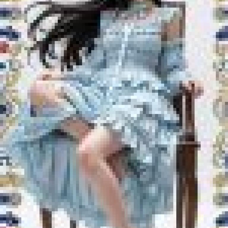 打扮起來，女孩穿著藍色洋裝坐在椅子上。