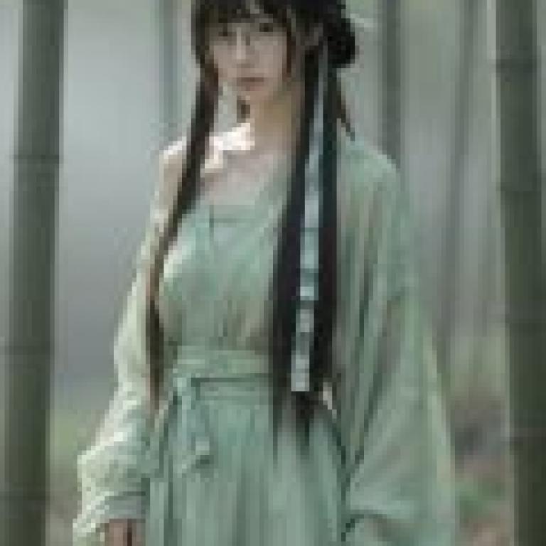 書中的美人，一位黑髮瀏海女子站在竹林前。