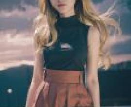 瑟蕾娜，寶可夢，一個棕色頭髮、戴著棕褐色帽子的女孩站在落日前。