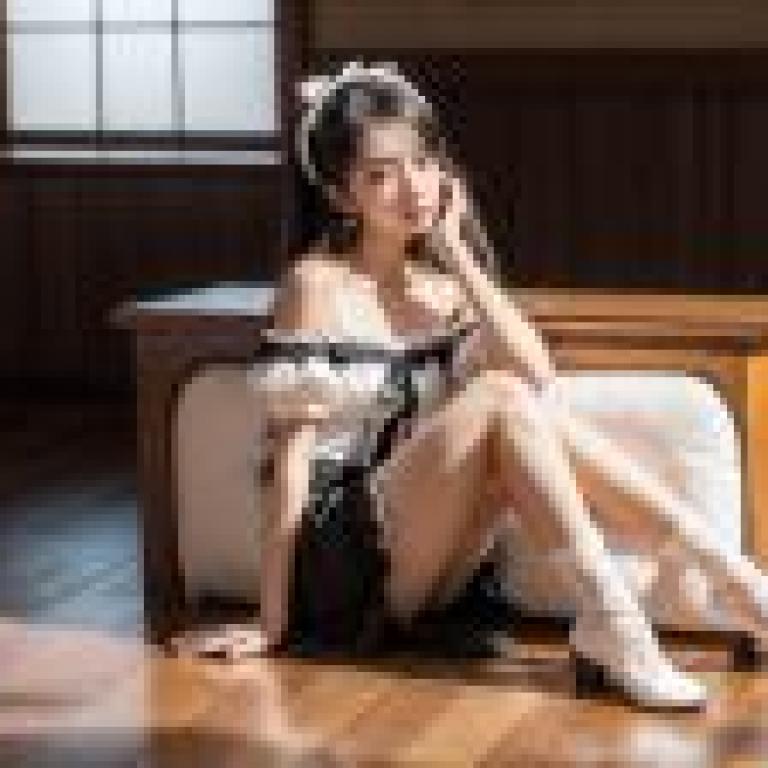 窗前白裙少女 - 免費桌布下載