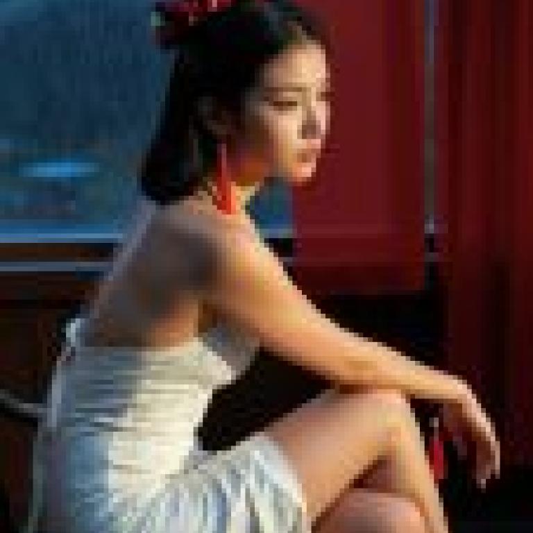 美麗時尚，一位身穿白色洋裝的女士坐著。