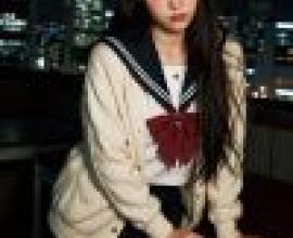 壓抑力量，一位身穿校服、黑髮的年輕女子。