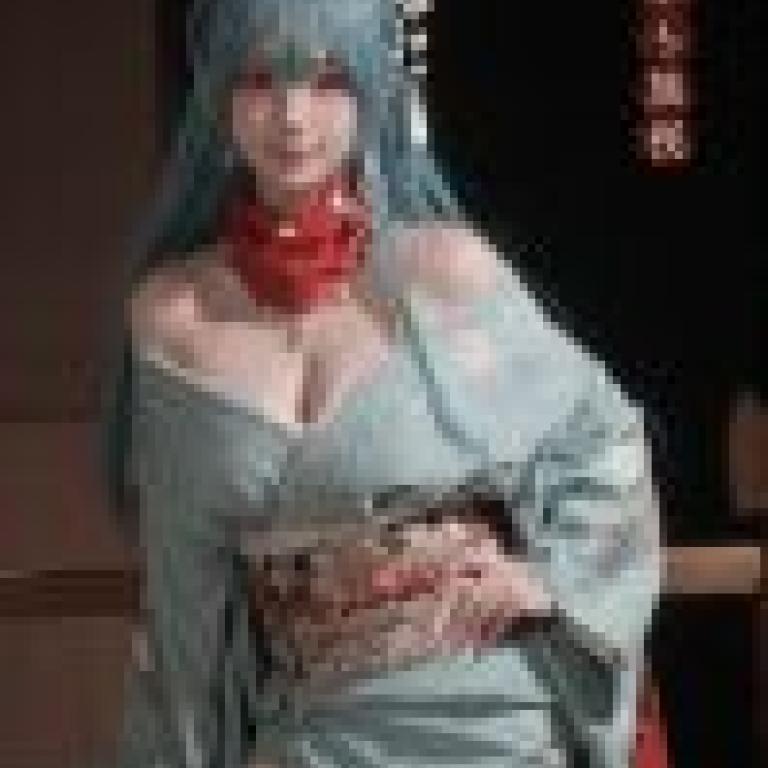 不同的顏色，一個藍頭髮的女孩穿著和服，和服右邊有漢字。