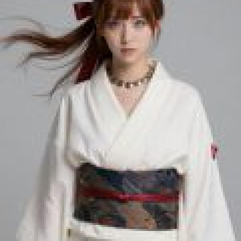 Mysterious Japanese Girlfriend，A woman wearing a white kimono.