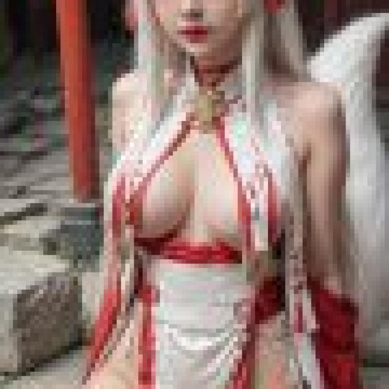 狐仙女孩，動漫人物坐著。