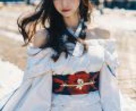 Snowflakes in the Icy Illusion，A woman wearing a white and red dress with a flower in her hair.