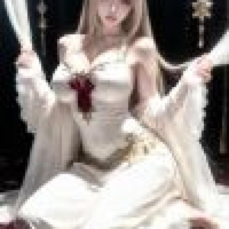 金髮碧眼、長髮飄飄的美女