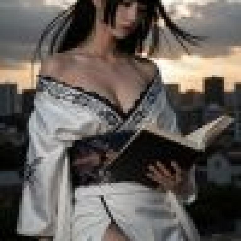 身穿和服的女子正在讀書。