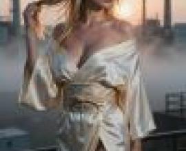 girls，A blonde woman in a white robe.
