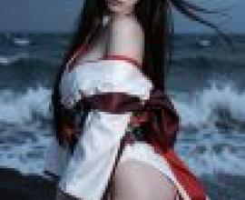 身穿和服，臉上戴眼鏡的女孩。