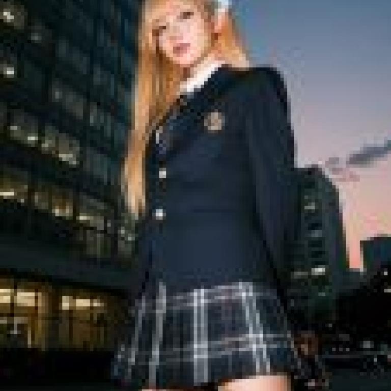 街頭回憶，一位藍頭髮的模特兒在夜色中站在建築物前。