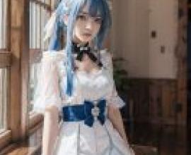 Griseo，Honka，一位藍頭髮的年輕女子坐在窗台上。