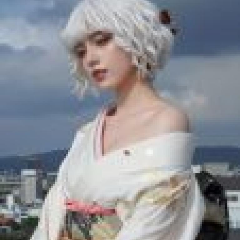 Waiting on the rooftop，A woman in a white kimono.