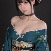 女孩們，一位身穿和服、有著藍色頭髮的女子。
