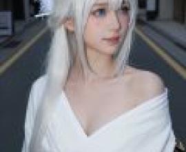 ZIT 01，身穿白衣、藍眼睛的女子。